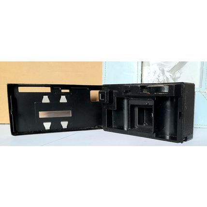 1970,s KODAK INSTAMATIC 220 FILM CAMERA and CASE