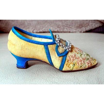 Willow Hall : Shoe Ornament : Harmony Circa 1784