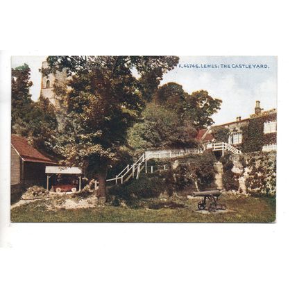 NICE PRINTED POSTCARD OF THE CASTLE YARD LEWES SUSSEX (266)