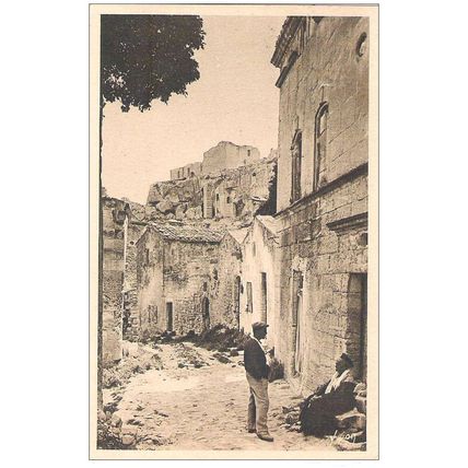 13 - Les-Baux-de-Provence - La Rue des Fours et le château