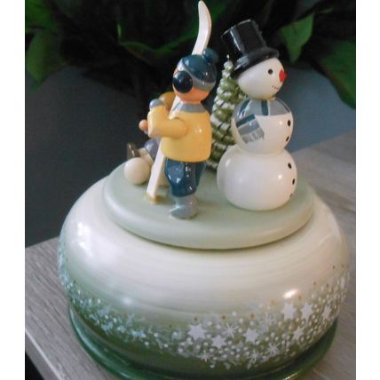 German Erzgebirge Werkstattan Olbenhau entitled Winterfrueden/Ski music box