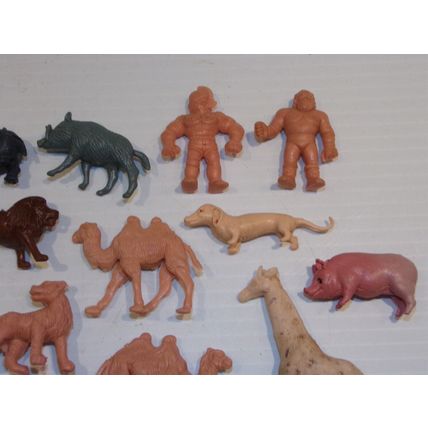 Plastic Toys MUSCLE Men, Jungle Zoo Safari Animals GI Joe Lot of 18 Hong Kong