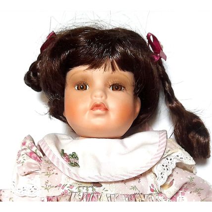 ALBERON PORCELAIN DOLL - KELLY - WHITE FLORAL DRESS - 33 cm sitting - VERY GOOD