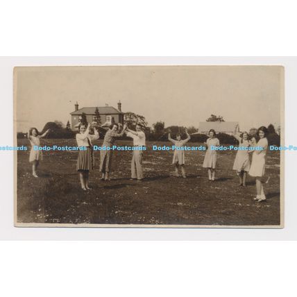 C014042 Meadow. Men and women play the game. Postcard