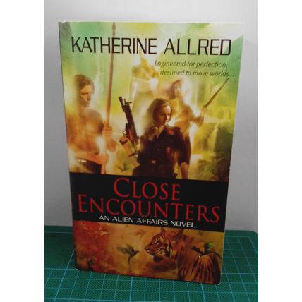 Close Encounters: An Alien Affairs Novel, Katherine Allred US PB