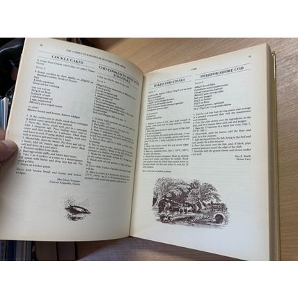 1985 "THE COMPLETE FARMHOUSE KITCHEN COOK BOOK" RECIPES 1kg HARDBACK BOOK (P6)