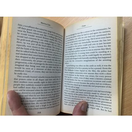2007 MARTINA COLE "CLOSE" FICTION PAPERBACK BOOK (P3)