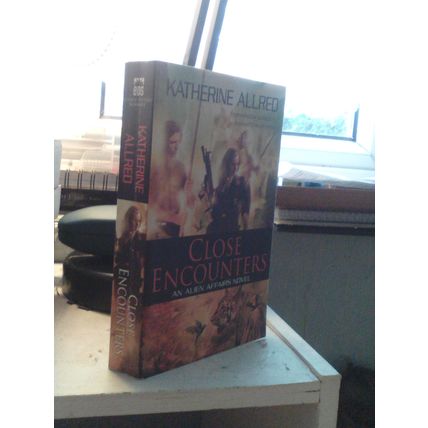 Close Encounters: An Alien Affairs Novel, Katherine Allred US PB