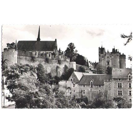 49 - Montreuil-Bellay - église et château