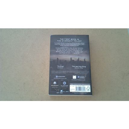 Divergent by Veronica Roth (Film Tie-In Paperback) 2011