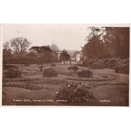 B734 BURNLEY - FLOWER BEDS, TOWNELEY PARK ..RP POSTCARD