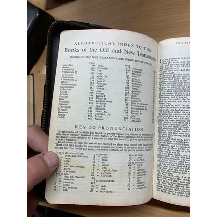 VINTAGE HOLY BIBLE KING JAMES VERSION ILLUSTRATED USA LEATHER BOOK (P4)