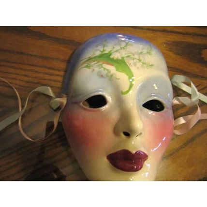 GORGEOUS MARDI GRAS NEW ORLEANS LILY OF THE VALLEY CERAMIC WALL FACE MASK GLEDA