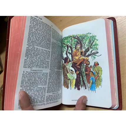 1971 HOLY BIBLE KING JESUS WORDS IN RED USA FAUX LEATHER BOOK (P4) ref:Y104