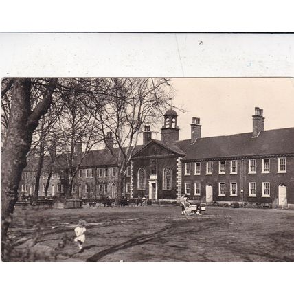 Geffrye Museum Kingsland Road London Postcard used creased