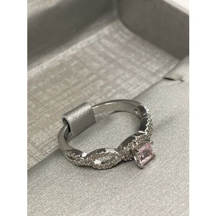Cross Cross Accented Band W/Square Pink Center- Bomb Party -Rhodium Pl Band Sz10