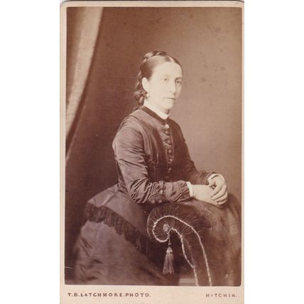 VICT. CDV PHOTO- SMART LADY LEANING ON CHAIR BY T.B. LATCHMORE, HITCHIN