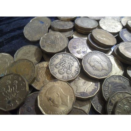 Bulk lot of George VI brass threepences - 100 coins.