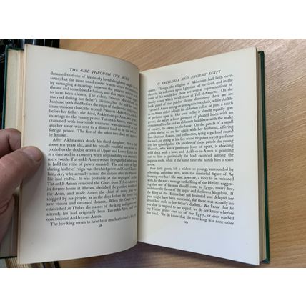 1933 1ST EDITION "THE GIRL THROUGH THE AGES" DOROTHY M STUART HARDBACK BOOK (P4)