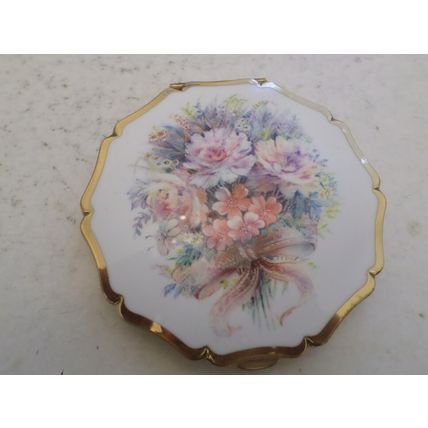 Stratton - vintage powder compact - white with flowers. #8