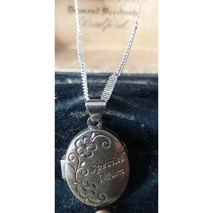 Vintage 1970-s 925 Sterling Silver MUM Locket Pendant on Modern 20 inch Chain.