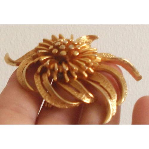 Coro 50s Gold Brooch Chrysanthemum Floral Retro Jewelry Signed Vintage Jewelry