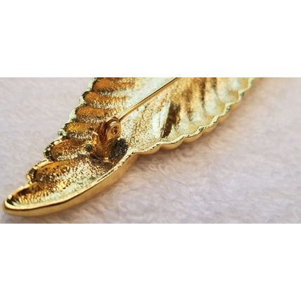 Gold Tone Feather Brooch