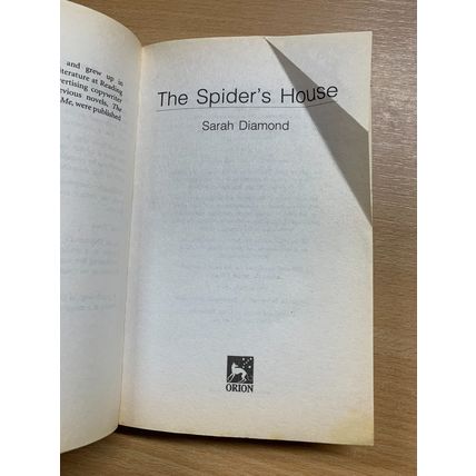 2005 SARAH DIAMOND "THE SPIDER'S HOUSE" FICTION PAPERBACK BOOK (P3)