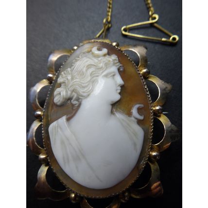 Antique Gold and Shell Beautiful Detail Cameo Brooch