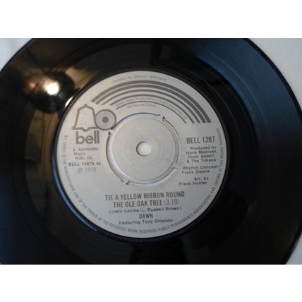 7" 1973. DAWN. TIE A YELLOW RIBBON ROUND THE OLE OAK TREE. BELL 1287. EXCELLENT