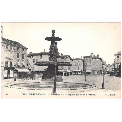 51 - CHALON SUR MARNE - la place de la république et la fontaine