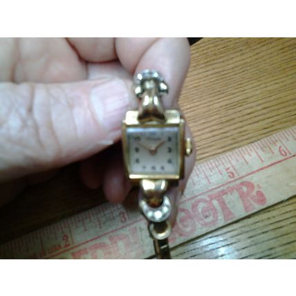 Vintage Ladies Gold Tone Wind Up Nivada Brand Watch
