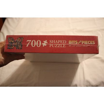 GRACEFUL GARDEN 700 PIECE SHAPED PUZZLE MOSTLY SEALED BUTTERFLIES