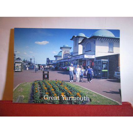 MARINE PARADE & WELLINGTON PIER, GREAT YARMOUTH, NORFOLK unused postcard =