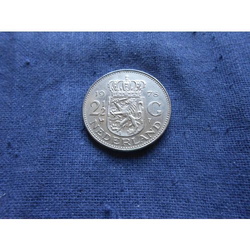 1981 NETHERLANDS 2 1/2 GULDEN COIN.