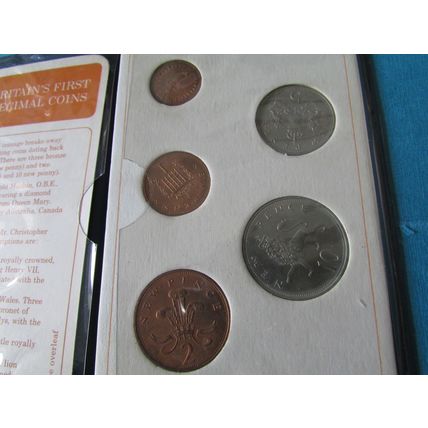 1971 QUEEN ELIZABETH II BRITAIN'S FIRST DECIMAL COINS. (zzebid)