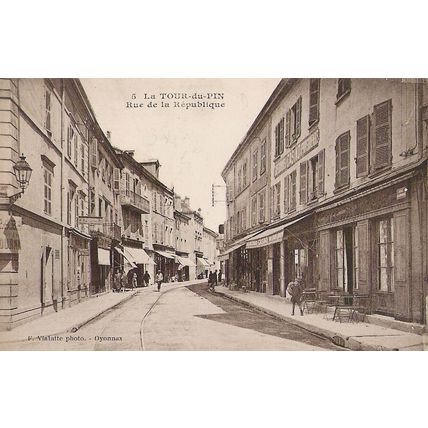 38 - LA TOUR DU PIN - RUE DE LA REPUBLIQUE