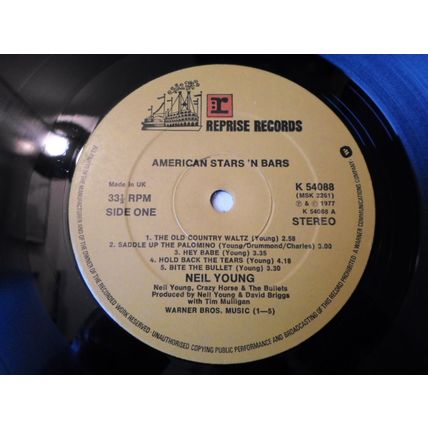 LP. 1977. NEIL YOUNG .AMERICAN STARS N BARS. K54088. RECORD N/M . SLEEVE N/M .