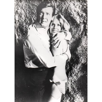 PHOTOGRAPH - JAMES BOND: THE MAN WITH THE GOLDEN GUN