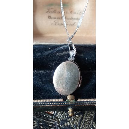 Vintage 1970-s 925 Sterling Silver MUM Locket Pendant on Modern 20 inch Chain.