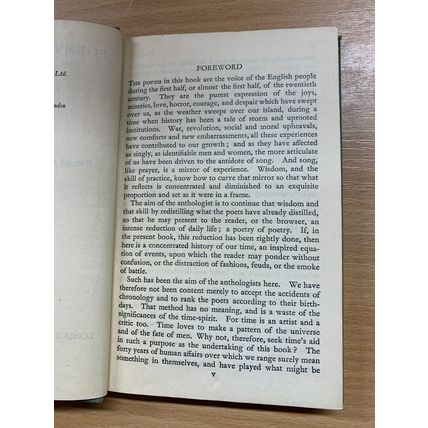 1946 "POEMS OF OUR TIME 1900-1942" POETRY VINTAGE SMALL HARDBACK BOOK (P2)