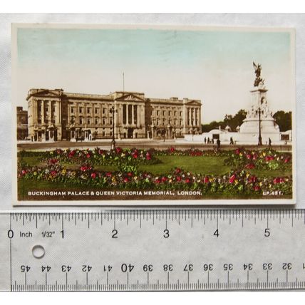 1951 postcard Buckingham Palace & Queen Victoria Memorial, London