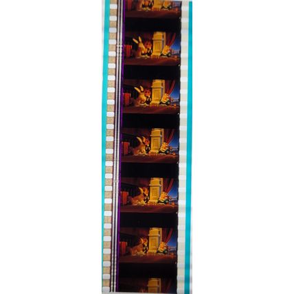 Pk DAU - KIDS - MIX - a003C . 1 STRIP OF 5 - 35MM FILM CELLS. ( Shrek 2 )