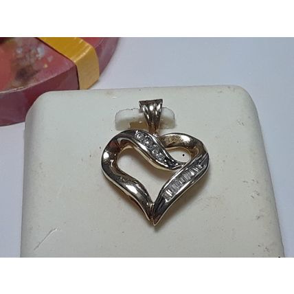 Estate .25ctw Rd/Baquette Natural Diamond Open 10Kt Y/Gold Heart Pendant#20095