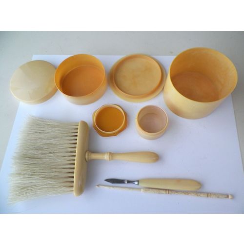 VNTG BAKELITE 6 PIECE VANITY SET