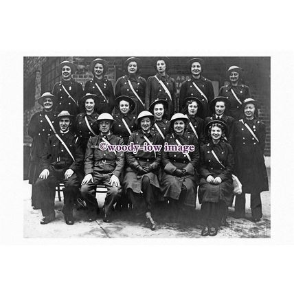pu1800 - Sheffield - A.R.P.Ambulance Crew Photo, at Ecclesall Road - print 6x4