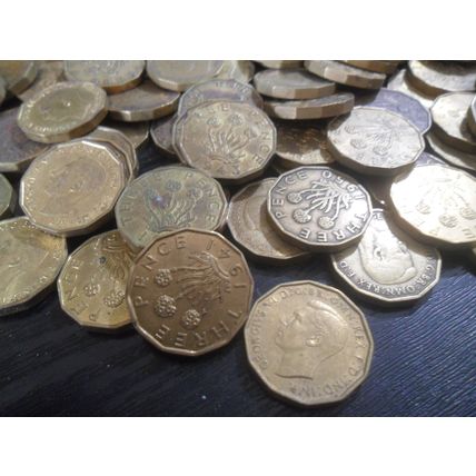 Bulk lot of George VI brass threepences - 100 coins.