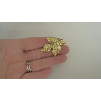 Small gold or silver metal maple leaf alligator hair clip for fine thin hair