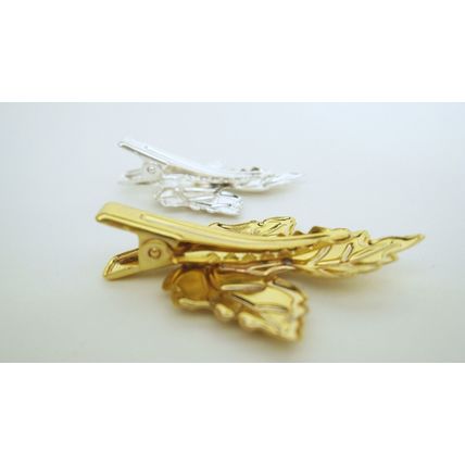 Small gold or silver metal maple leaf alligator hair clip for fine thin hair