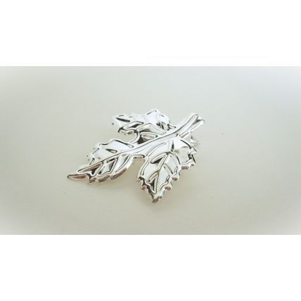 Small gold or silver metal maple leaf alligator hair clip for fine thin hair